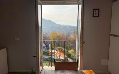 Alma Montis - Frabosa Sottana: Latifoglie, Color Legno, Sedia, Pavimento In Legno, Balcone, Illuminazione Diurna, Corrimano, Cucina & Sala Da Pranzo Tavolo