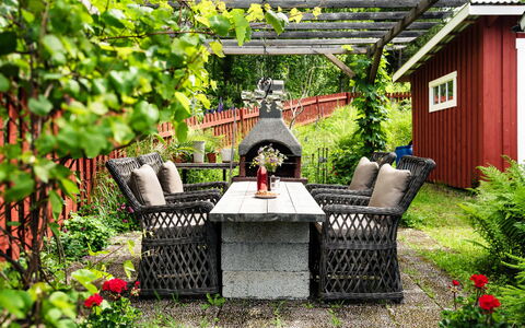 Viksjö Utsikten: Giardino, Arbusto, Vaso Di Fiori, Mobilia, Backyard, Mobili Da Esterno, Landscaping, Sedia, Struttura Esterna