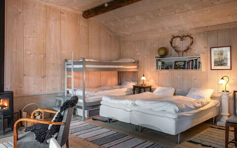 Viksjö Utsikten: Mobilia, Legna, Camera Da Letto, Interior Design, Letto, Soffitto, Camera, Casa, Bedding, Lenzuolo