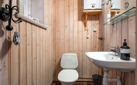 Viksjö Utsikten: Toilet Seat, Idraulico Fixture, Bagno, Gabinetto, Legna, Lavandino Del Bagno, Lavello, Pavimentazione, Interior Design, Pavimento
