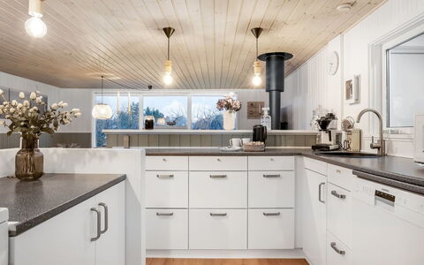 Felicia - from the Sea: Cucina, Controsoffitto, Interior Design, Legna, Soffitto, Cabinetry, Lampada, Pavimentazione, Elettrodomestico Da Cucina, Casa