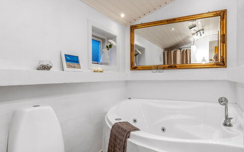 Felicia - from the Sea: Idraulico Fixture, Bagno, Interior Design, Pavimentazione, Soffitto, Vasca Da Bagno, Pavimento, Idraulico, Rubinetto, Camera