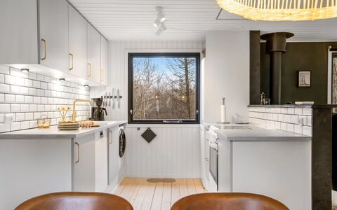 Dreng - from the Sea: Cucina, Interior Design, Legna, Lampada, Soffitto, Controsoffitto, Pavimentazione, Illuminazione, Elettrodomestico Da Cucina, Casa