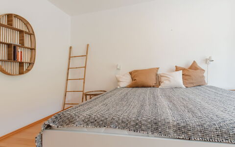 Alpenapartment: Mobilia, Letto, Interior Design, Camera Da Letto, Parete, Bedding, Pavimentazione, Pavimento, Legna, Lenzuolo