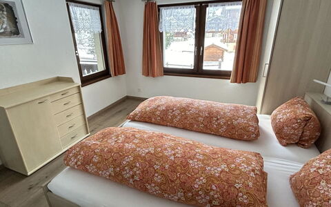 Sunstar: Camera Da Letto, Letto, Lenzuolo, Mobilia, Bedding, Interior Design, Telaio Del Letto, Biancheria, Cuscino, Camera