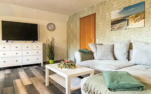 Die Dorfperle: Mobilia, Interior Design, Pavimentazione, Pavimento, Divano, Legna, Camera, Soggiorno, Soffitto, Televisione