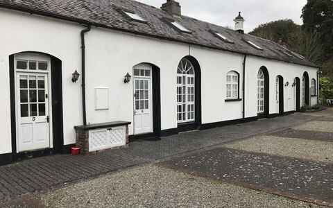 The Stables Holiday Cottage No 9: Parete, Porta, Architettura, Tetto, Villetta, Driveway, Cobblestone, Camino, Illuminazione Diurna