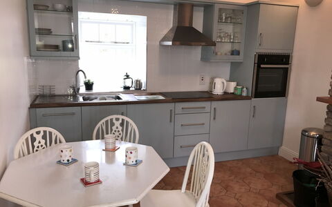 The Stables Holiday Cottage No 9: Mobilia, Cucina, Interior Design, Legna, Pavimentazione, Elettrodomestico Da Cucina, Apparecchio Major, Controsoffitto, Cabinetry, Pavimento