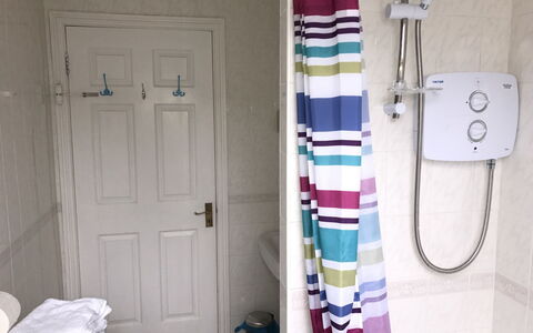 The Stables Holiday Cottage No 9: Bagno, Tenda Doccia, Pavimento, Interior Design, Idraulico Fixture, Gabinetto, Pavimentazione, Toilet Seat, Camera, Biancheria