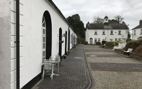 The Stables Holiday Cottage No 9: Arbusto, Driveway, Estate, Cortile, Landscaping, Passerella, Hacienda, Cobblestone, Cortile