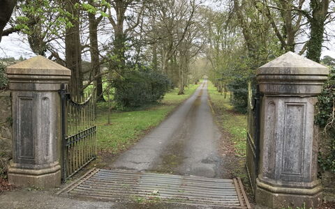 The Stables Holiday Cottage No 9: Trail, Passerella, Cancello, Landscaping, Parco, Driveway, Sentiero, Recinzione