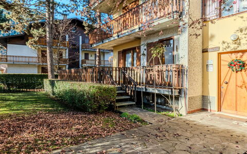 Salet: Balcone, Portico, Recinzione, Cortile, Home Scherma, Backyard, Raccordo, Colonna, Villa