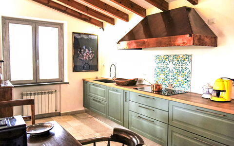 Caduceo: Cucina, Interior Design, Mobilia, Controsoffitto, Cabinetry, Pavimentazione, Legna, Elettrodomestico Da Cucina, Pavimento, Lampada
