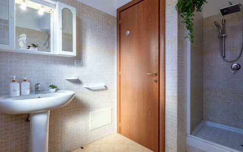 Arianna: Parete, Idraulico Fixture, Pavimentazione, Legna, Pavimento, Bagno, Interior Design, Porta, Idraulico, Lavandino Del Bagno