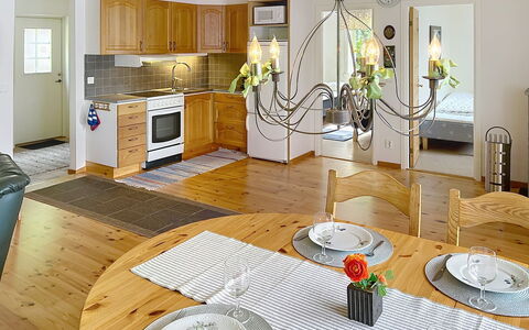 Hults-Kulla: Mobilia, Interior Design, Pavimentazione, Lampada, Soffitto, Pavimento, Legna, Sedia, Tavolo, Sala Da Pranzo