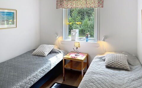 Hults-Kulla: Letto, Camera Da Letto, Parete, Interior Design, Bedding, Pavimento, Lenzuolo, Legna, Pavimentazione, Mobilia