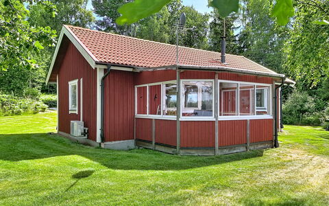 Hults-Kulla: Albero, Erba, Tetto, Legna, Casa, Villetta, Casa, Arbusto, Architettura