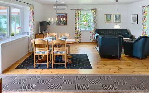 Hults-Kulla: Mobilia, Pavimentazione, Pavimento, Legna, Interior Design, Soffitto, Pavimento In Legno, Tavolo, Divano, Soggiorno
