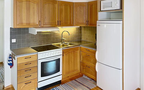 Hults-Kulla: Cucina, Elettrodomestico Da Cucina, Cabinetry, Controsoffitto, Pavimentazione, Mobilia, Apparecchio Major, Legna, Pavimento, Interior Design
