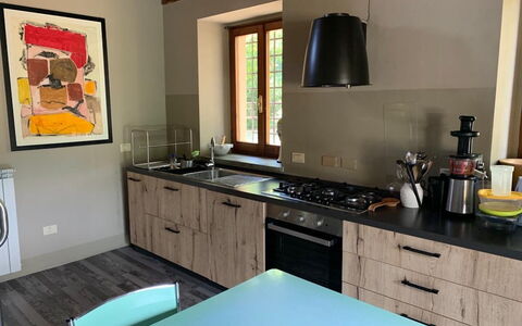 Villa Vindelbono: Cucina, Controsoffitto, Mobilia, Elettrodomestico Da Cucina, Legna, Pavimentazione, Interior Design, Cabinetry, Apparecchio Major, Elettrodomestico