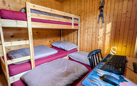 Ember: Letto A Castello, Camera Da Letto, Legna, Letto, Mobilia, Pavimento, Interior Design, Pavimentazione, Lenzuolo, Bedding
