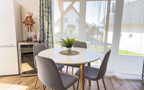 Lakeside Village 39: Mobilia, Interior Design, Pavimentazione, Pavimento, Sala Da Pranzo, Sedia, Legna, Cucina & Sala Da Pranzo Tavolo, Tavolo, Pavimento In Legno