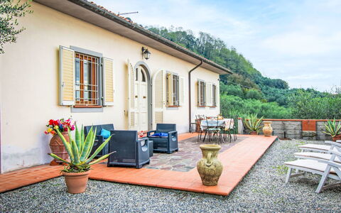 Villa Malula: Vaso Di Fiori, Casa, Casa, Pianta Della Casa, Mobili Da Esterno, Cortile, Balcone, Eco Hotel, Hacienda, Cortile