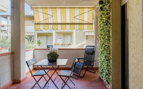 Appartamento Joelle: Mobilia, Sedia, Mobili Da Esterno, Shade, Vaso Di Fiori, Pianta Della Casa, Tavolo Esterno, Eco Hotel, Color Legno, Balcone