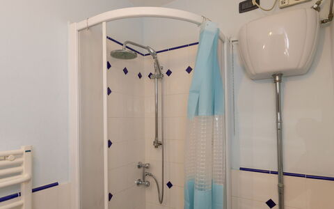 Campiglia Marittima 649: Parete, Idraulico Fixture, Lavandino Del Bagno, Bagno, Pavimentazione, Pavimento, Idraulico, Interior Design, Lavello, Rubinetto