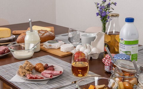 Montela Pavillon - Holiday Stay: Cibo, Tavola, Ingrediente, Serveware, Tavolo, Mobilia, Dishware, Bicchieri