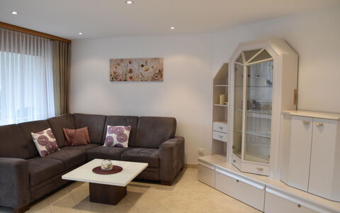 Dominic B2: Mobilia, Interior Design, Divano, Pavimentazione, Legna, Pavimento, Soggiorno, Soffitto, Camera, Illuminazione