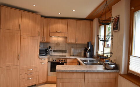 Dominic B2: Mobilia, Cabinetry, Cucina, Controsoffitto, Elettrodomestico Da Cucina, Pavimentazione, Legna, Interior Design, Apparecchio Major, Credenza