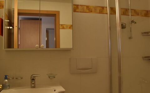 Dominic B2: Lavandino Del Bagno, Bagno, Interior Design, Idraulico Fixture, Parete, Lavello, Pavimentazione, Specchio, Pavimento, Rubinetto