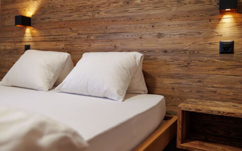 Cornelia 1: Parete, Legna, Pavimentazione, Mobilia, Camera Da Letto, Interior Design, Pavimento, Letto, Illuminazione, Bedding