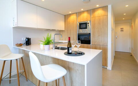 Bolnou Blue Sea: Mobilia, Interior Design, Cucina, Controsoffitto, Pavimentazione, Pavimento, Cabinetry, Legna, Pavimento In Legno, Soffitto