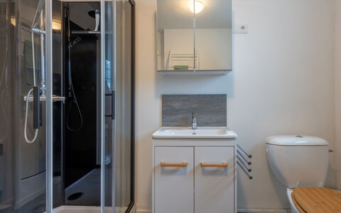 Vacances à la Mer pour Se Ressourcer: Bagno, Idraulico Fixture, Lavandino Del Bagno, Pavimentazione, Interior Design, Pavimento, Lavello, Gabinetto, Rubinetto, Specchio