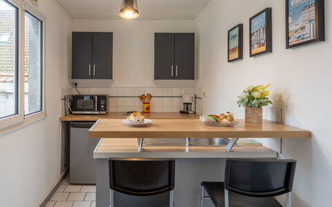Vacances à la Mer pour Se Ressourcer: Mobilia, Cucina, Controsoffitto, Elettrodomestico Da Cucina, Cabinetry, Interior Design, Apparecchio Major, Legna, Pavimentazione, Elettrodomestico