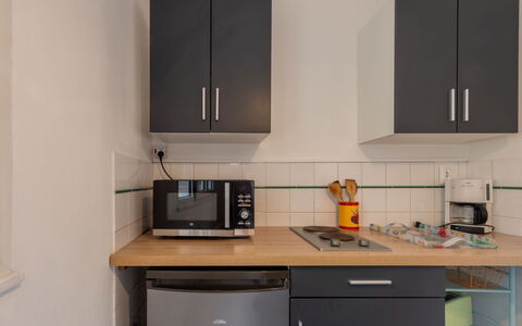 Vacances à la Mer pour Se Ressourcer: Cucina, Mobilia, Elettrodomestico Da Cucina, Apparecchio Major, Controsoffitto, Interior Design, Cabinetry, Pavimentazione, Legna, Lavello