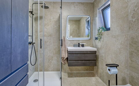 Lamar: Idraulico Fixture, Pavimentazione, Bagno, Interior Design, Pavimento, Lavello, Rubinetto, Idraulico, Gabinetto, Mobiletto Del Bagno