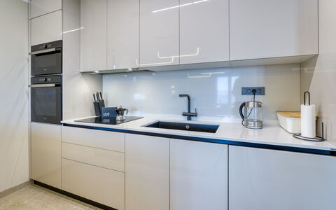 Lamar: Cucina, Elettrodomestico Da Cucina, Controsoffitto, Cabinetry, Apparecchio Major, Legna, Interior Design, Pavimentazione, Pavimento, Elettrodomestico