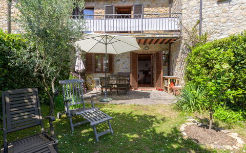Steffi'S House: Casa, Arbusto, Zona Residenziale, Porta, Casa, Giardino, Mobili Da Esterno, Villetta, Vaso Di Fiori