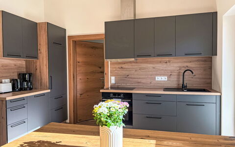 Leitner: Mobilia, Cucina, Controsoffitto, Cabinetry, Interior Design, Pavimentazione, Elettrodomestico Da Cucina, Legna, Pavimento, Apparecchio Major