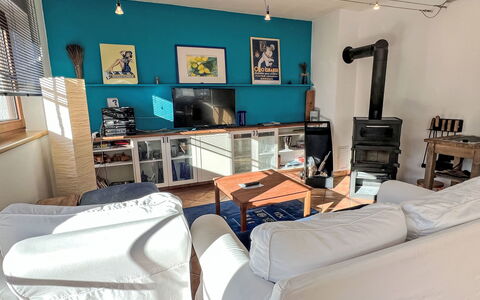 Blauer Elefant: Mobilia, Interior Design, Pavimentazione, Legna, Pavimento, Camera, Illuminazione, Soggiorno, Televisione, Soffitto