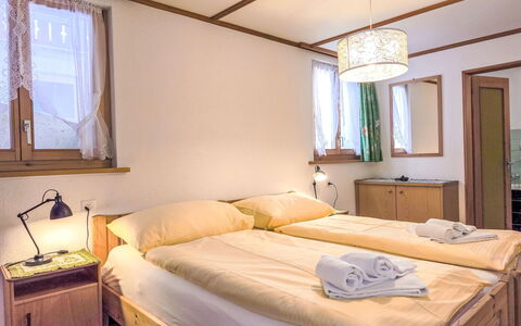 Chalet Graf Apt 1: Letto, Camera Da Letto, Interior Design, Legna, Lenzuolo, Pavimento, Bedding, Mobilia, Pavimentazione, Telaio Del Letto