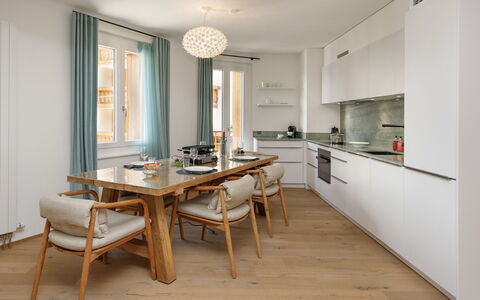 Résidence Terrazza 1: Mobilia, Interior Design, Pavimentazione, Sedia, Pavimento, Tavolo, Sala Da Pranzo, Lampada, Legna, Cucina & Sala Da Pranzo Tavolo