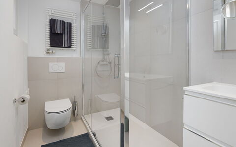 Résidence Terrazza 1: Bagno, Interior Design, Pavimentazione, Pavimento, Idraulico Fixture, Parete, Mobiletto Del Bagno, Specchio, Gabinetto, Idraulico