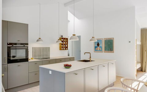 Eida - 500M from the Sea: Cucina, Pavimentazione, Interior Design, Mobilia, Legna, Pavimento, Controsoffitto, Elettrodomestico Da Cucina, Soffitto, Cabinetry