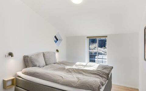 Eida - 500M from the Sea: Pavimentazione, Pavimento, Camera Da Letto, Interior Design, Soffitto, Letto, Bedding, Lenzuolo, Telaio Del Letto, Biancheria