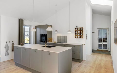 Eida - 500M from the Sea: Pavimentazione, Cucina, Interior Design, Controsoffitto, Soffitto, Cabinetry, Legna, Pavimento, Elettrodomestico Da Cucina, Lampada
