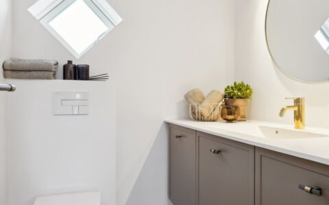 Eida - 500M from the Sea: Interior Design, Idraulico Fixture, Mobiletto Del Bagno, Bagno, Specchio, Pavimentazione, Pavimento, Lavello, Casa, Lavandino Del Bagno